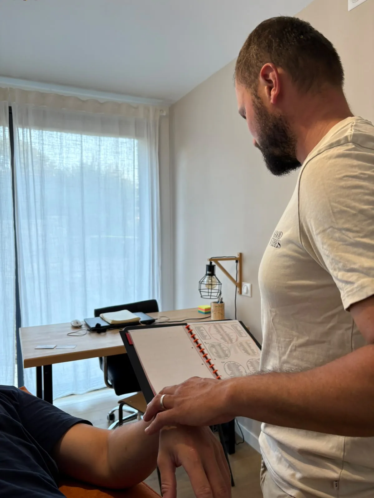 Démonstration du test musculaire au niveau du bras pendant une séance.