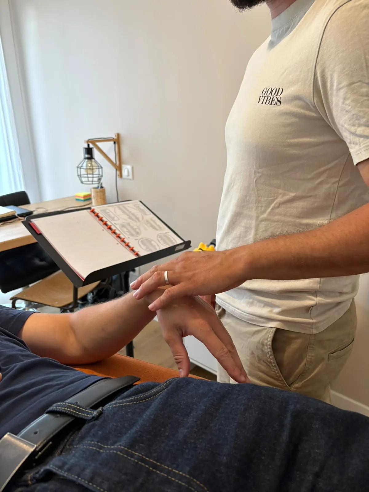 Test musculaire réalisé sur le poignet d’une personne allongée.